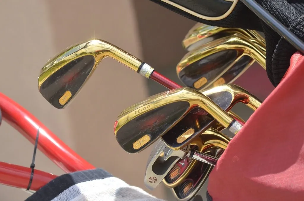 Pessoas com deficiência física participam de torneio de golfe adaptado