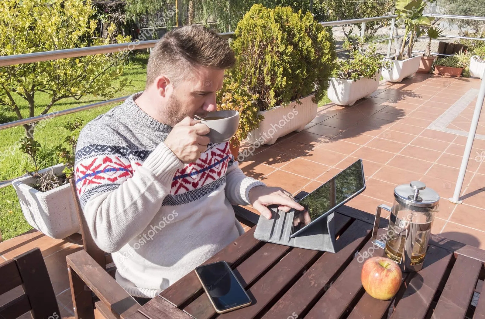 Tecnologia e jardim: como garantir água para minhas plantas durante uma viagem?